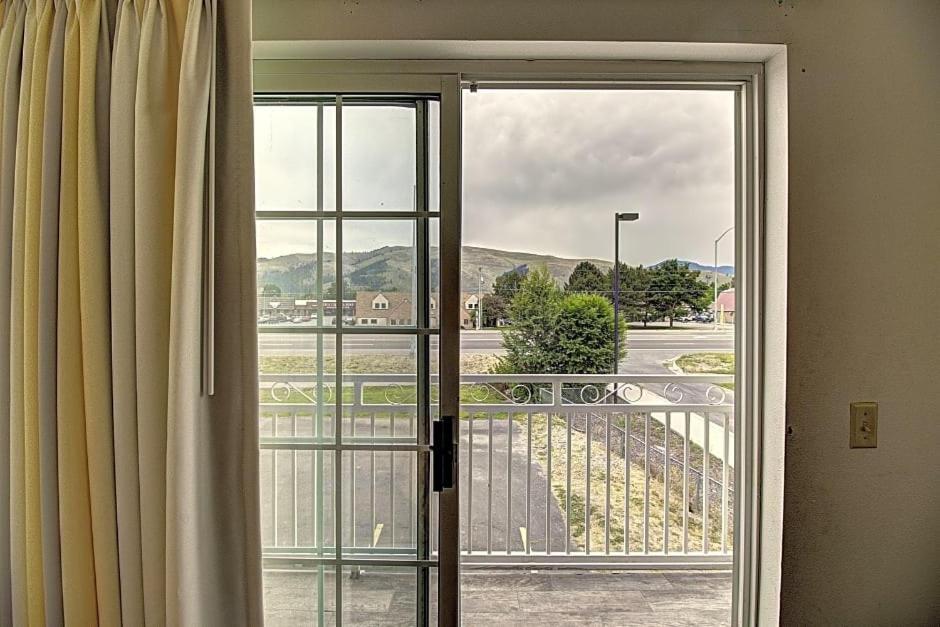 Days Inn & Suites By Wyndham Lolo Esterno foto
