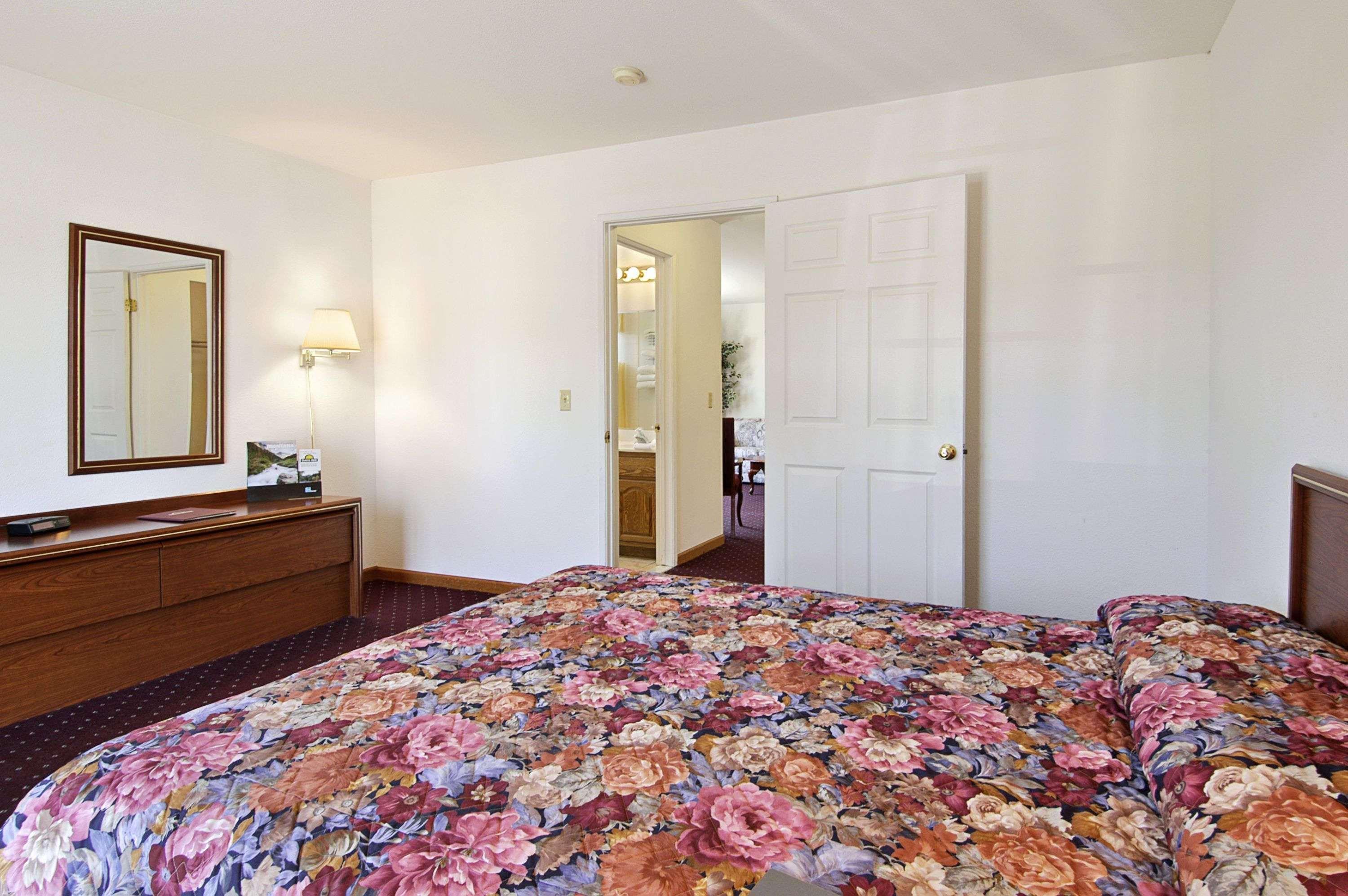Days Inn & Suites By Wyndham Lolo Esterno foto