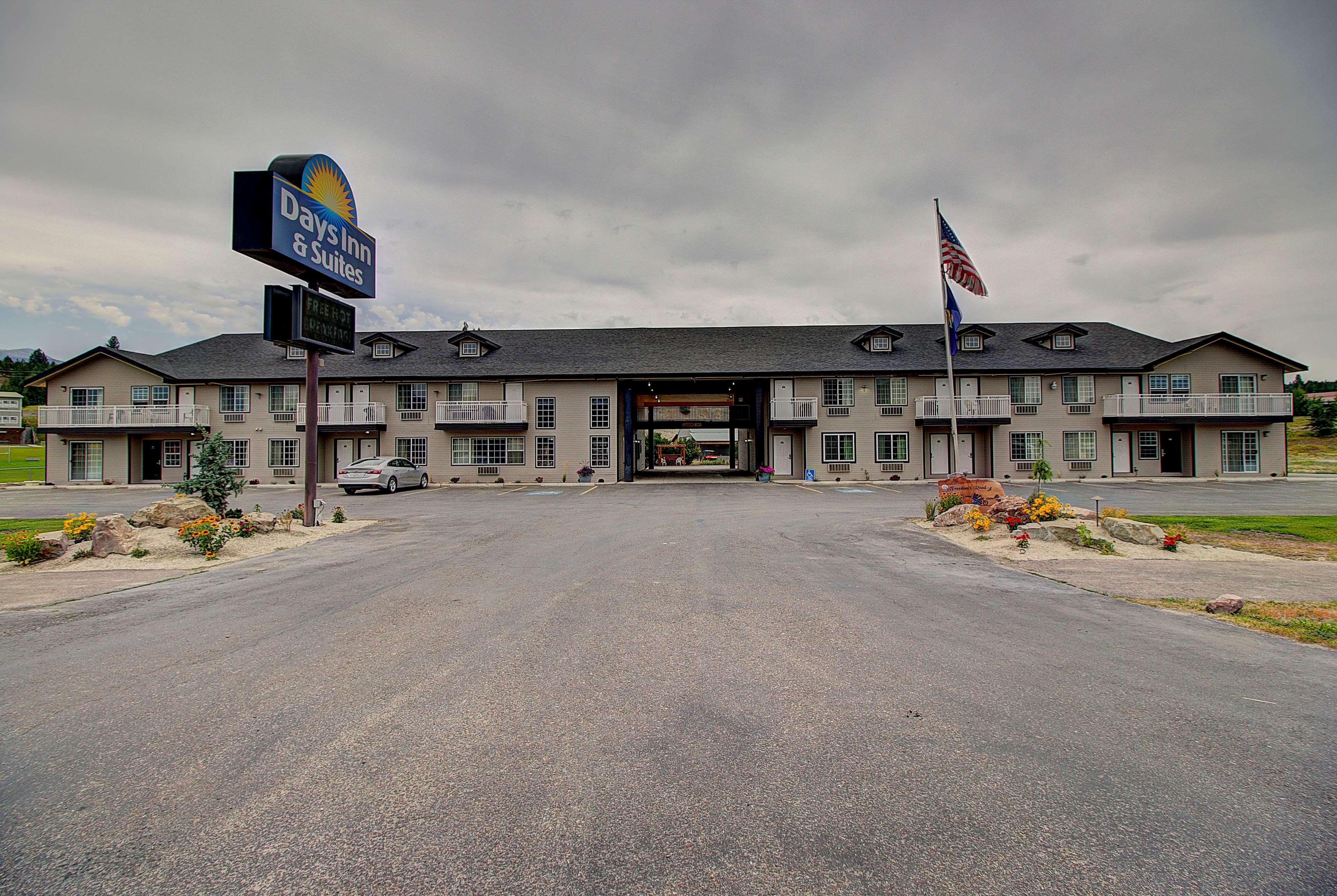 Days Inn & Suites By Wyndham Lolo Esterno foto