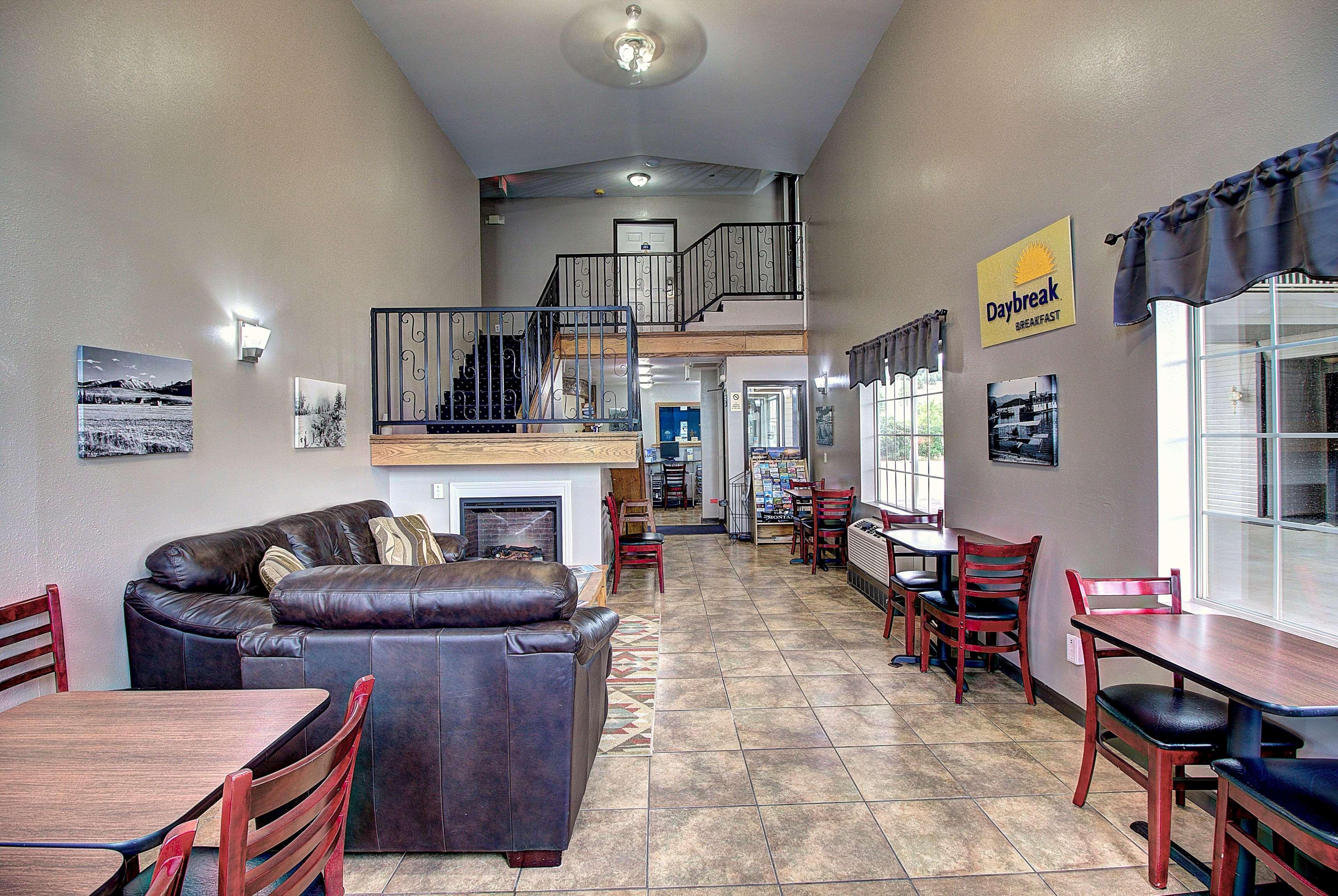 Days Inn & Suites By Wyndham Lolo Esterno foto