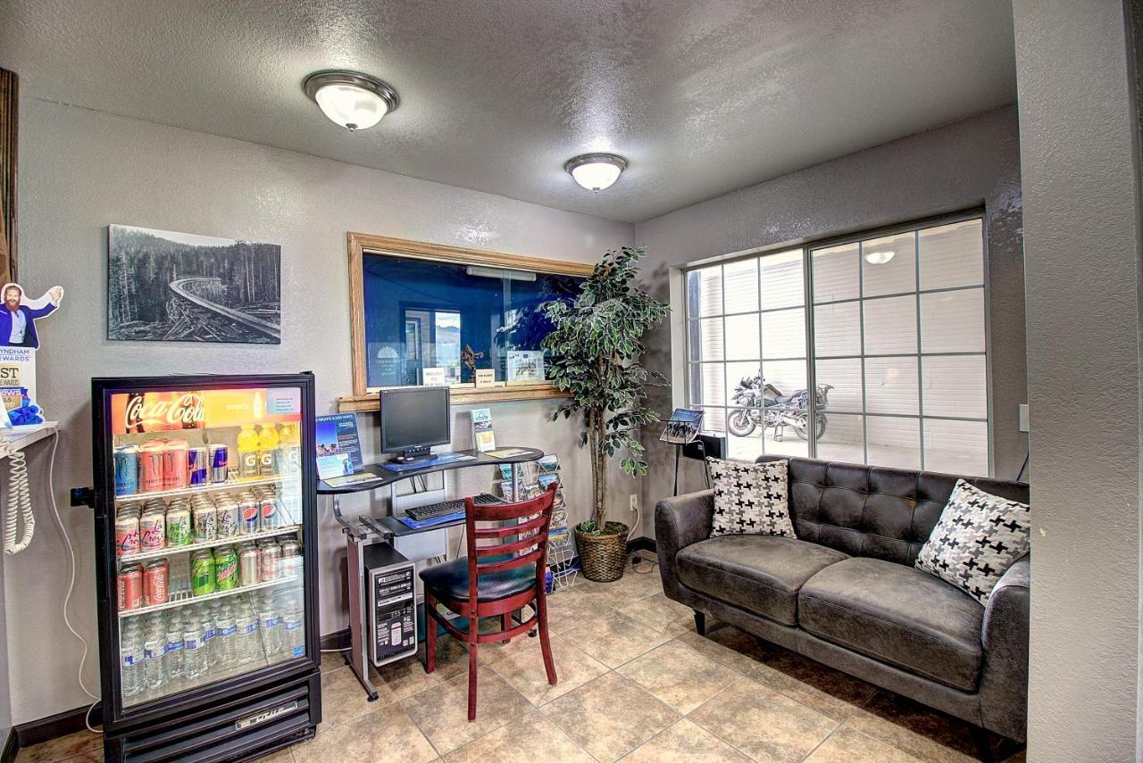 Days Inn & Suites By Wyndham Lolo Esterno foto